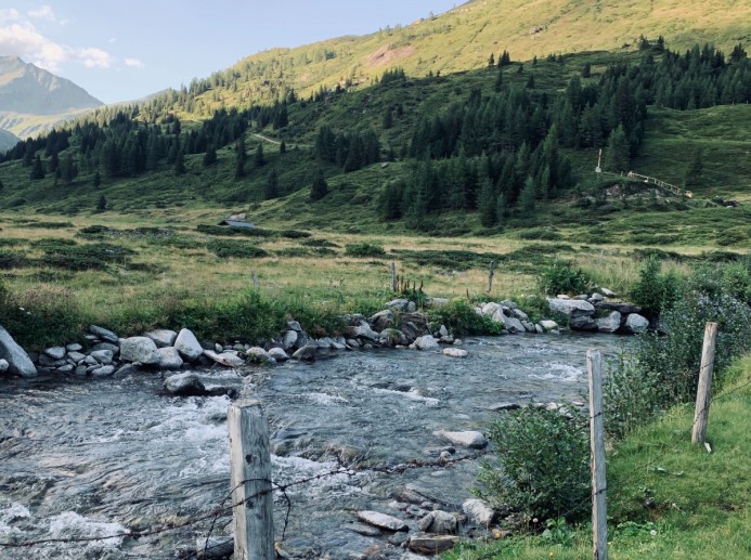 Wanderweg © Marcel Schweiger on unsplash