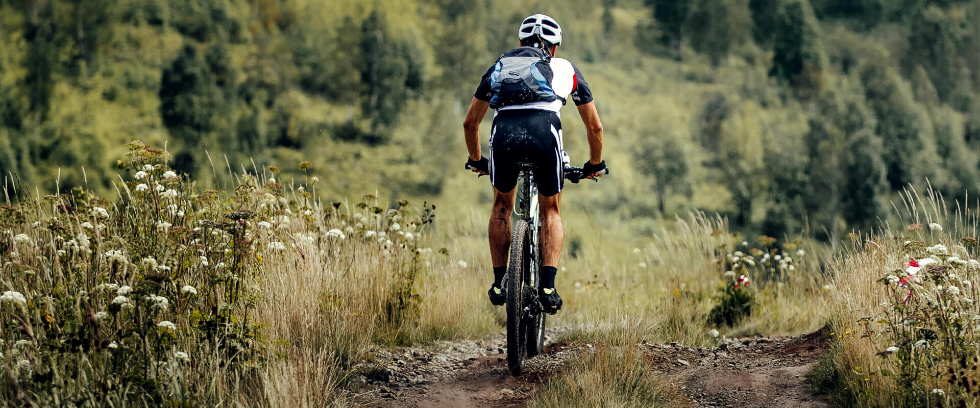 Mann fährt mit dem E-Bike © shutterstock.com