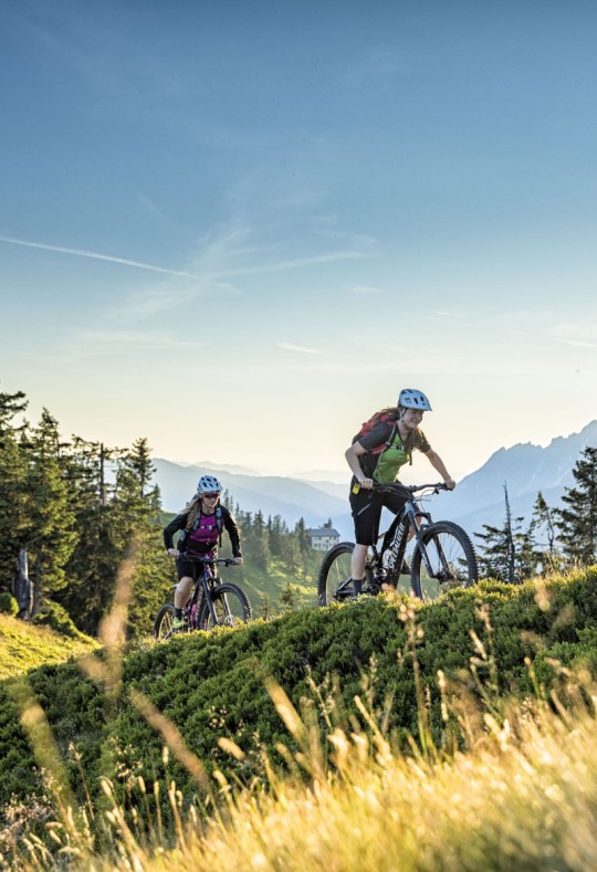 Biker bei Abfahrt von Grießenkareck in Flachau © Stoneman Taurista salzburgersportwelt.com