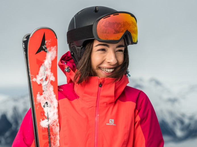 Frau mit Ski © SalzburgerLand Tourismus - Branislav Rohal