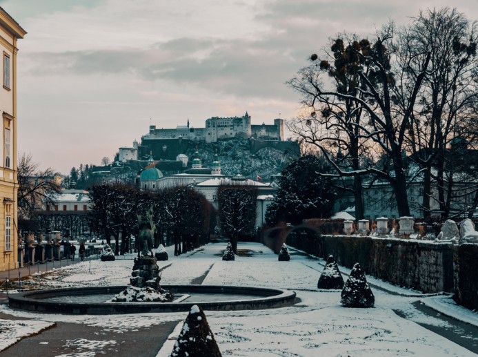 Blick auf Festung Hohensalzburg © ALEX TRAIL on Unsplash