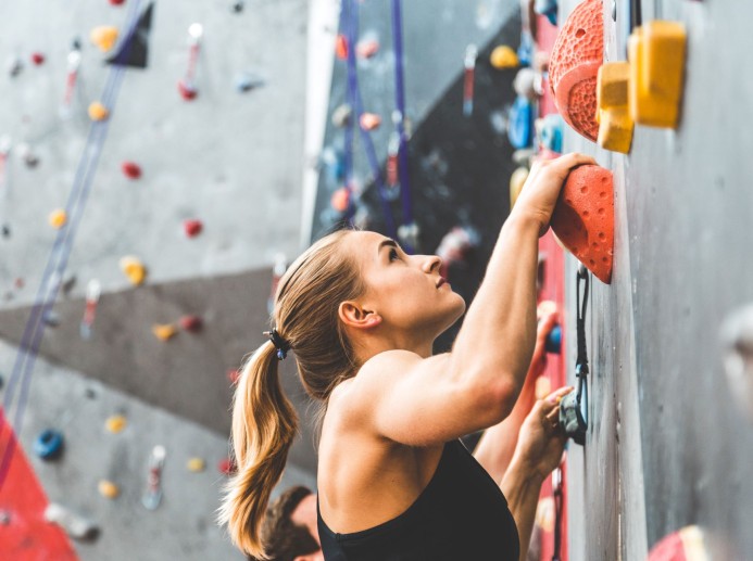 Frau beim Klettern © shutterstock.com