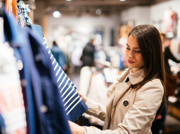 Frau beim Einkaufen © shutterstock.com