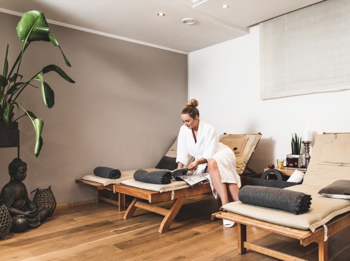 Dame liest ihr Buch im Wellnessbereich