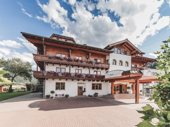 Hotel Außenaufnahme im Sommer