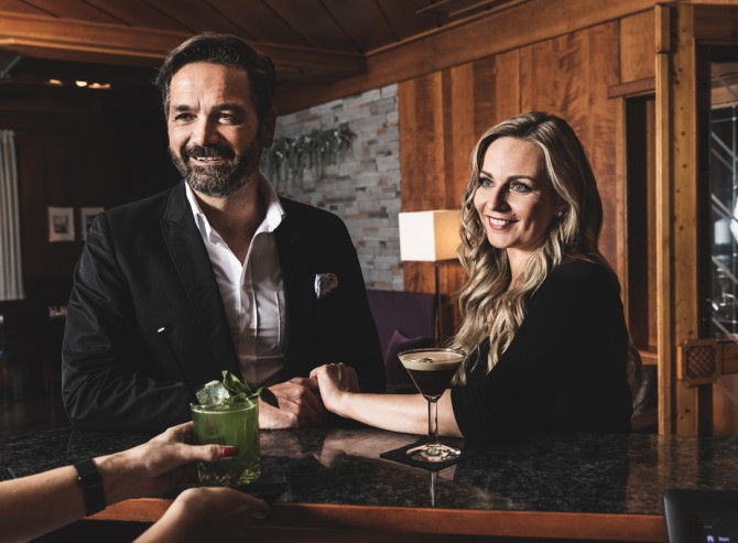 Zwei Personen an der Bar