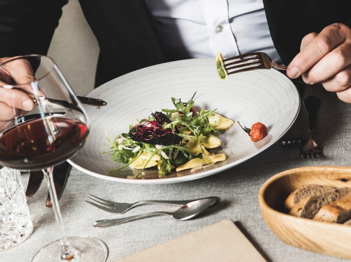 Mann isst eine Vorspeise