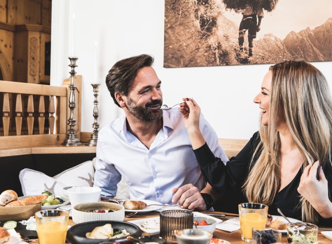 Pärchen am frühstücken im Montanara