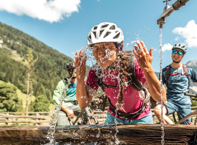 Erfrischung mit Bergwasser © Flachau Tourismus / Ulrich Grill