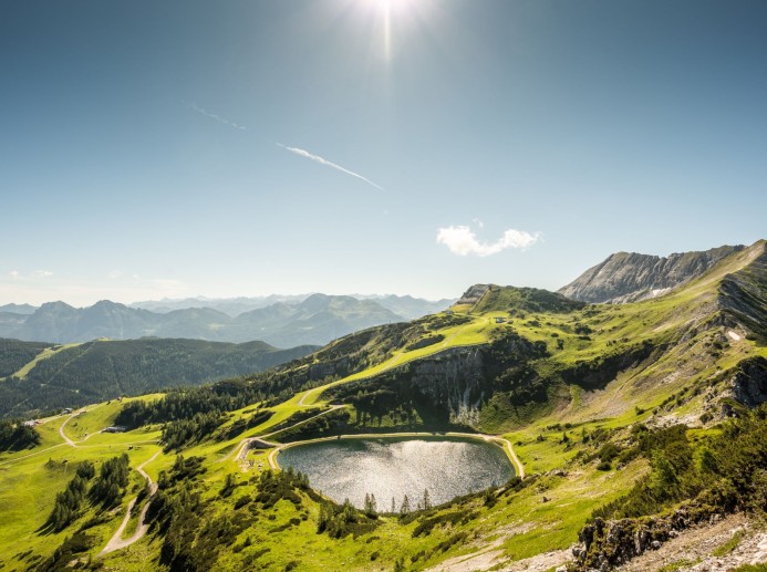 Der Seekarsee eingebettet in der Berglandschaft in Altenmarkt Zauchensee © Salzburger Sportwelt - Lorenz Masser