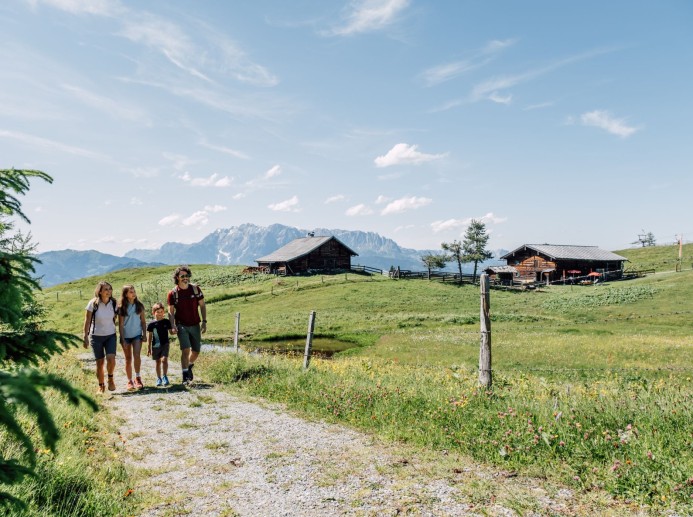 Familienwanderung in Alpendorf © Tourismusverband Sankt Johann in Salzburg 