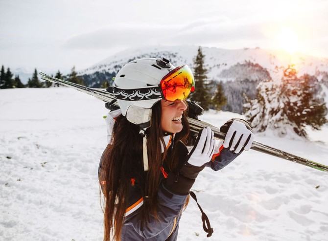 Frau mit Ski © shutterstock.com