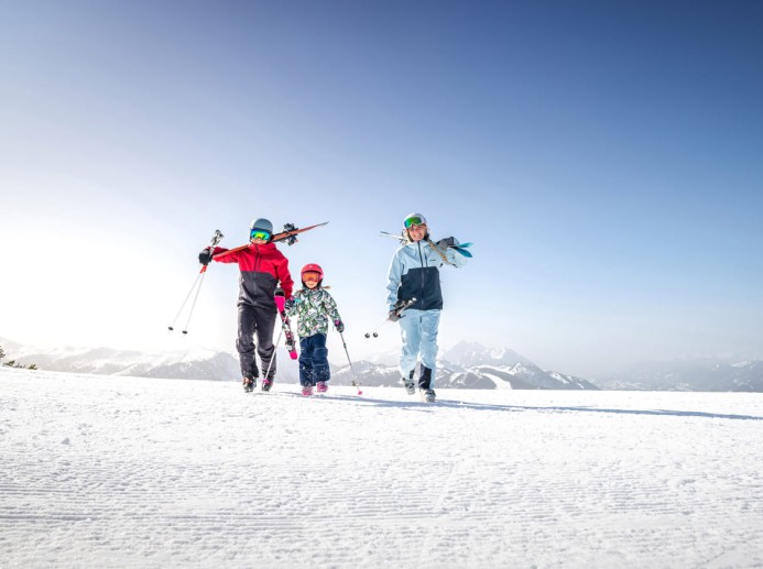 Familie beim Skifahren in Snow Space Salzburg © Snow Space Salzburg / C.Huber 