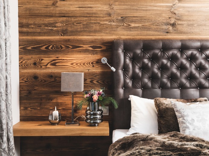 Zimmer mit Lederbett