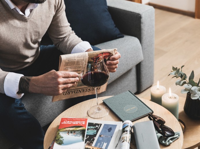 Mann trinkt Wein am Zimmer im 4 Sterne Hotel Montanara