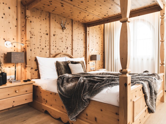 Zimmer mit viel Holz