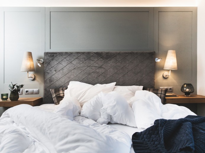 Moderne Zimmer mit gemütlichen Betten im Hotel Montanara