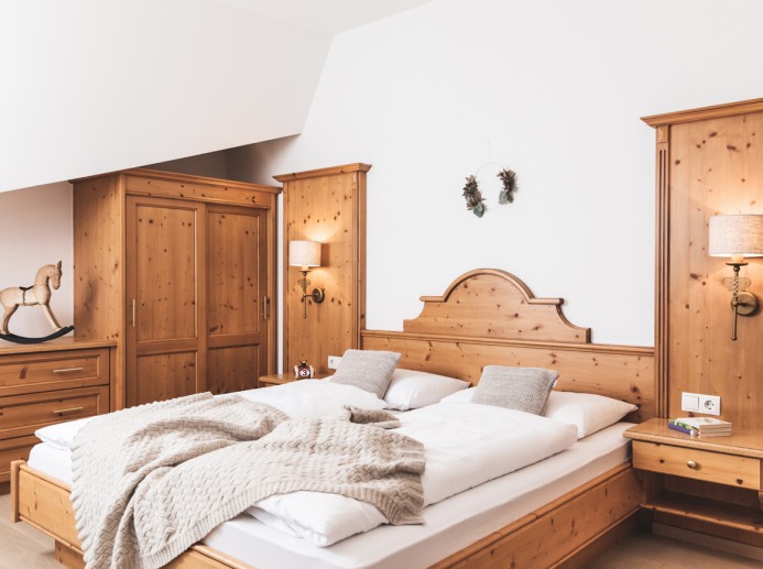 Zimmer mit viel Holz-Detail