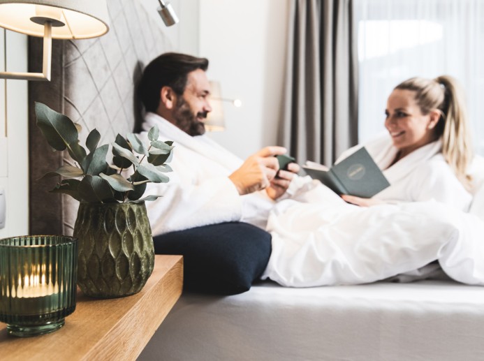 Pärchen im Urlaub zu zweit im Montanara