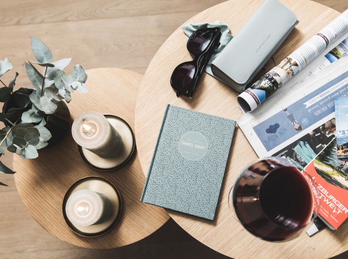 Detailaufnahme Tisch im Zimmer