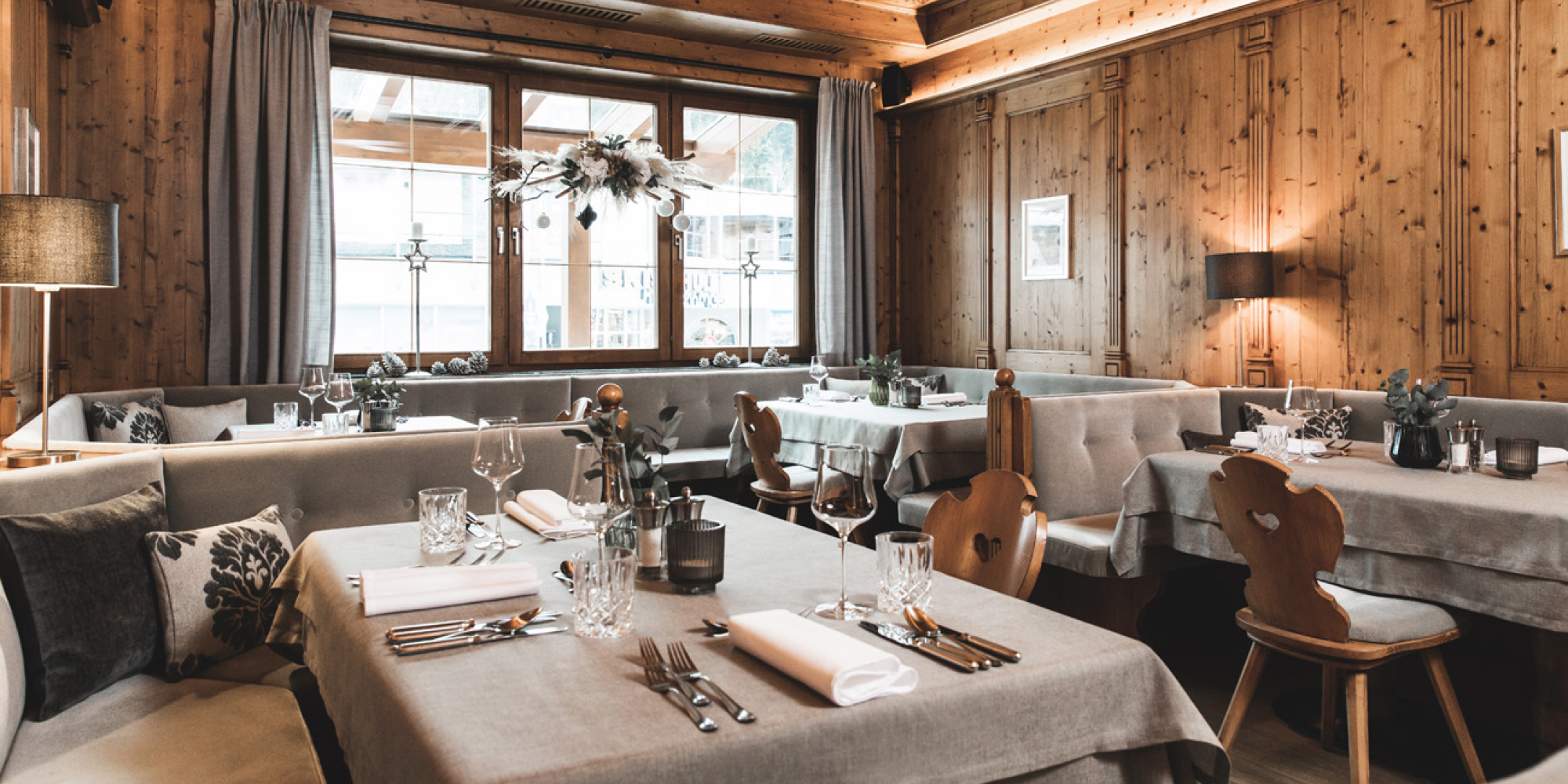 Liebevoll geschmücktes und eingedecktes Restaurant im Gourmet Hotel Montanara, Flachau