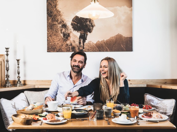 Pärchen beim Frühstück im Hotel Montanara