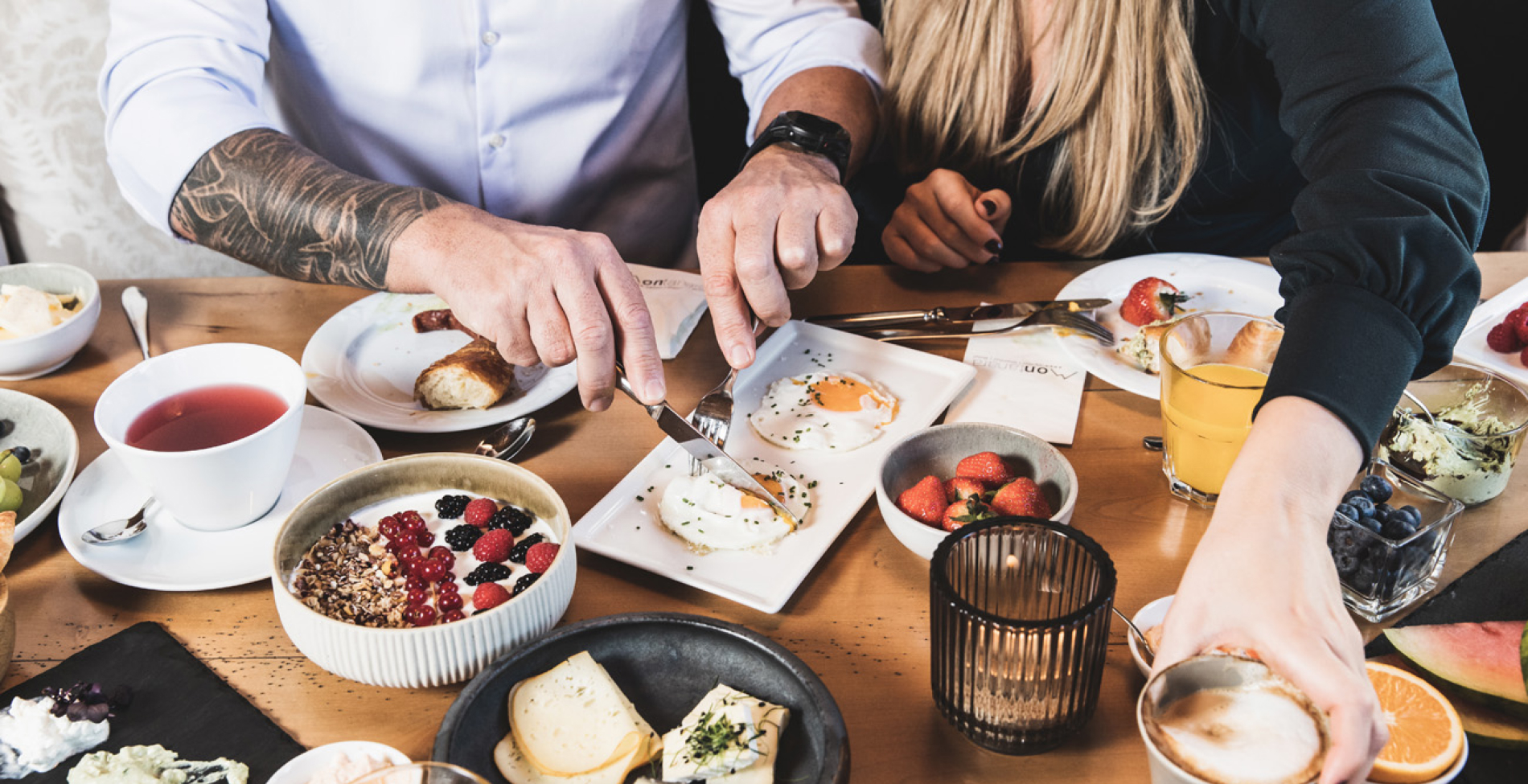 Essen vom gut gedeckten Frühstückstisch im Hotel Montanara