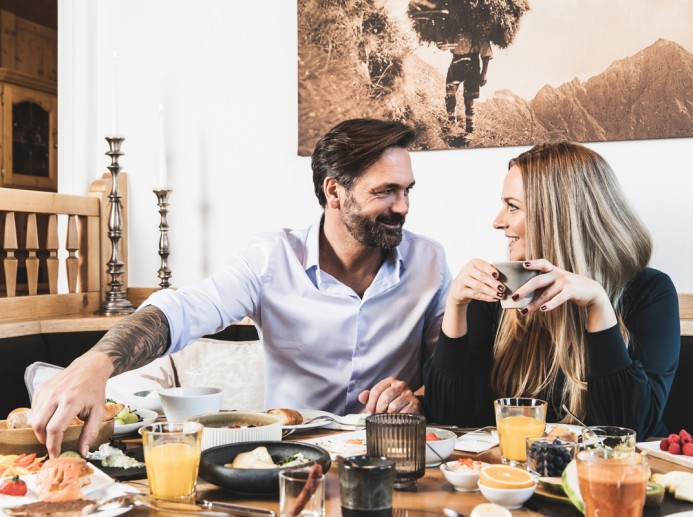 Paar beim Frühstücken im Montanara