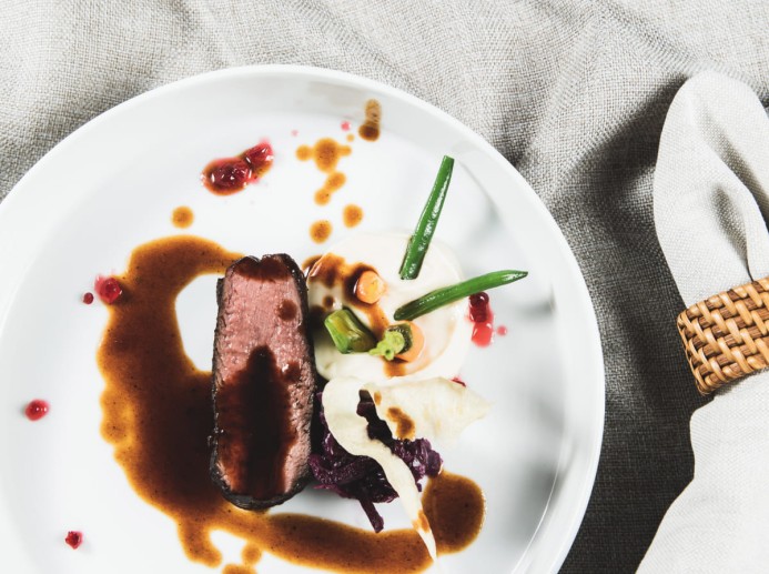 Paar genießt Gourmet Dinner im Hotel Montanara