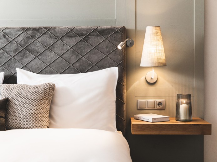 Gemütliches Doppelbett im Hotel Montanara